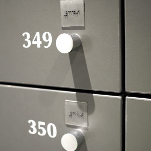 Oznaczenia dotykowe szafek znajdujących się w przestrzeni sportowej w BUW. Fot. Olga Dorczuk