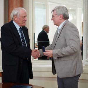 Wykład dr. J. Reinharda na UW. Amerykański naukowiec został uhonorowany Medalem UW. Fot. Mirosław Kaźmierczak/UW