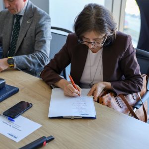 Zdjęcie z podpisania umowy dotyczącej udziału w projekcie "Uczelnia Przyszłości" NCBR, którego partnerem jest UW. Fot. NCBR