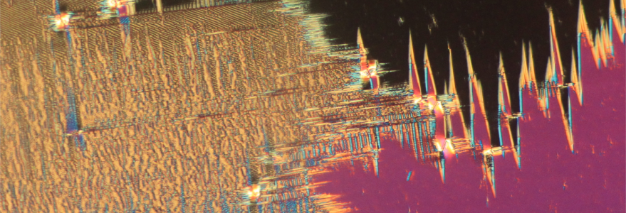 Zdjęcia tekstur optycznych ferroelektrycznych faz nematycznych otrzymane przy użyciu mikroskopu polaryzacyjnego. Źródło: D. Pociecha/UW