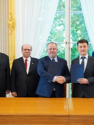 Podpisanie porozumienia o współpracy z Instytutem Fizyki Jądrowej w Ałmatach. Fot. Biuro Promocji UW