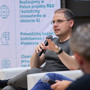 Prof. A. Mądry podczas dyskusji o sztucznej inteligencji na UW. Fot. Krystian Szczęsny/UW