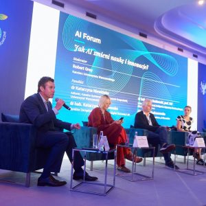 Panel „Jak AI zmieni naukę i innowacje?” podczas XXXIII Forum Ekonomicznego w Karpaczu. Fot. Mirosław Kaźmierczak/UW