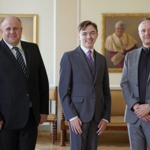 Mikołaj Wolanin, student WPiA UW z prorektorami UW prof. Adamem Niewiadomskim i dr. hab. Maciejem Rasiem. Fot. Mirosław Kaźmierczak /UW