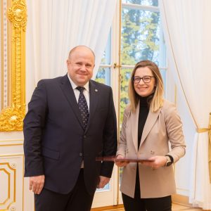 Rektor UW prof. Alojzy Z. Nowak oraz prorektor UW ds. doktoranckich i prawnych prof. Adam Niewiadomski odebrali nagrodę Research Impact Leaders Award. Fot. Mirosław Kaźmierczak/UW