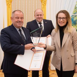 Rektor UW prof. Alojzy Z. Nowak oraz prorektor UW ds. doktoranckich i prawnych prof. Adam Niewiadomski odebrali nagrodę Research Impact Leaders Award. Fot. Mirosław Kaźmierczak/UW