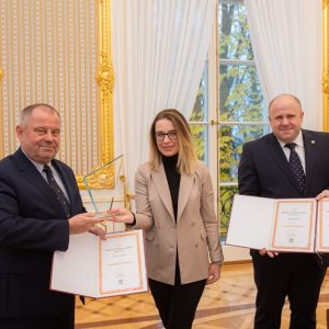 Rektor UW prof. Alojzy Z. Nowak oraz prorektor UW ds. doktoranckich i prawnych prof. Adam Niewiadomski odebrali nagrodę Research Impact Leaders Award. Fot. Mirosław Kaźmierczak/UW