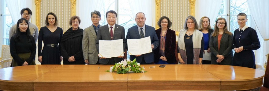 Uniwersytet Warszawski i Gangneung–Wonju National University (GWNU) zawarły porozumienie o współpracy międzyuczelnianej. Fot. Mirosław Kaźmierczak/UW