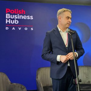 Krzysztof Gawkowski, wicepremier i minister cyfryzacji, podczas otwarcia Polish Business Hub w Davos. Źródło: UW